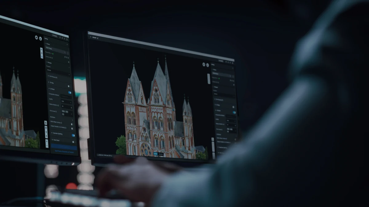 ภาพประชาสัมพันธ์การทำงาน DJI Terra บนคอมพิวเตอร์กับโมเดลอาคาร ภาพประชาสัมพันธ์การทำงาน DJI Terra บนคอมพิวเตอร์กับโมเดลอาคาร
