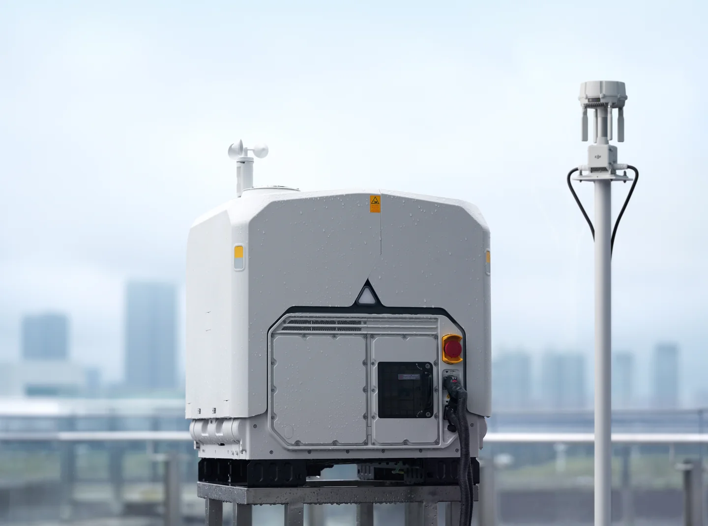 DJI Dock 4 พร้อมสถานีภาคพื้นและสายเชื่อมต่อในพื้นที่เมือง