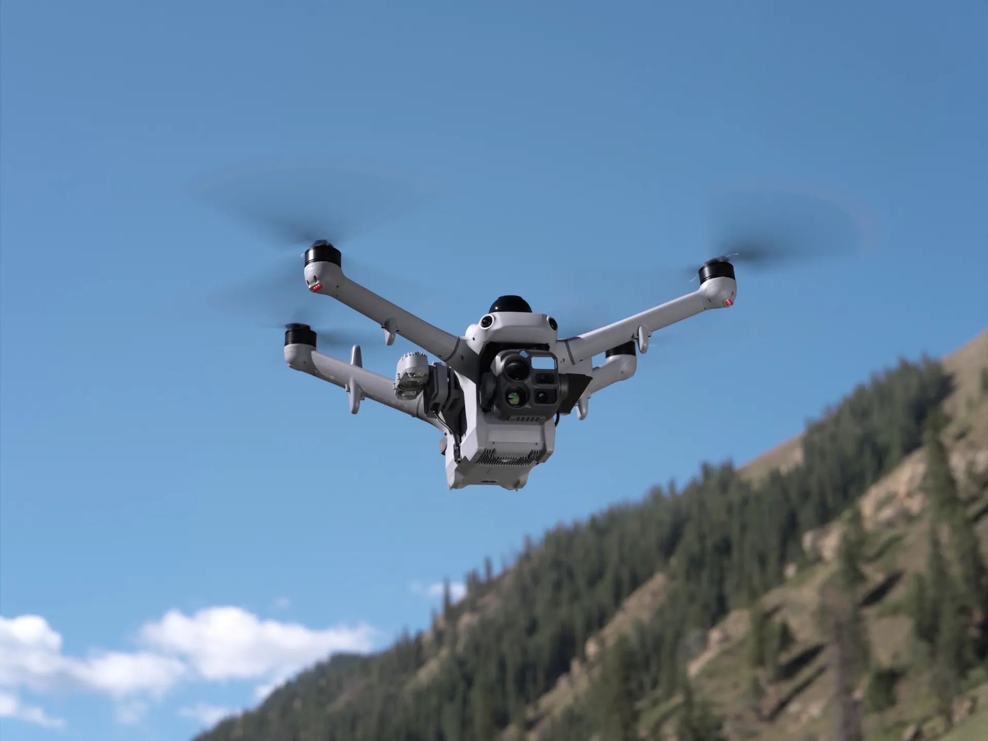 DJI Matrice 5TD ติดสปอตไลต์ AL2D และลำโพง AS2D