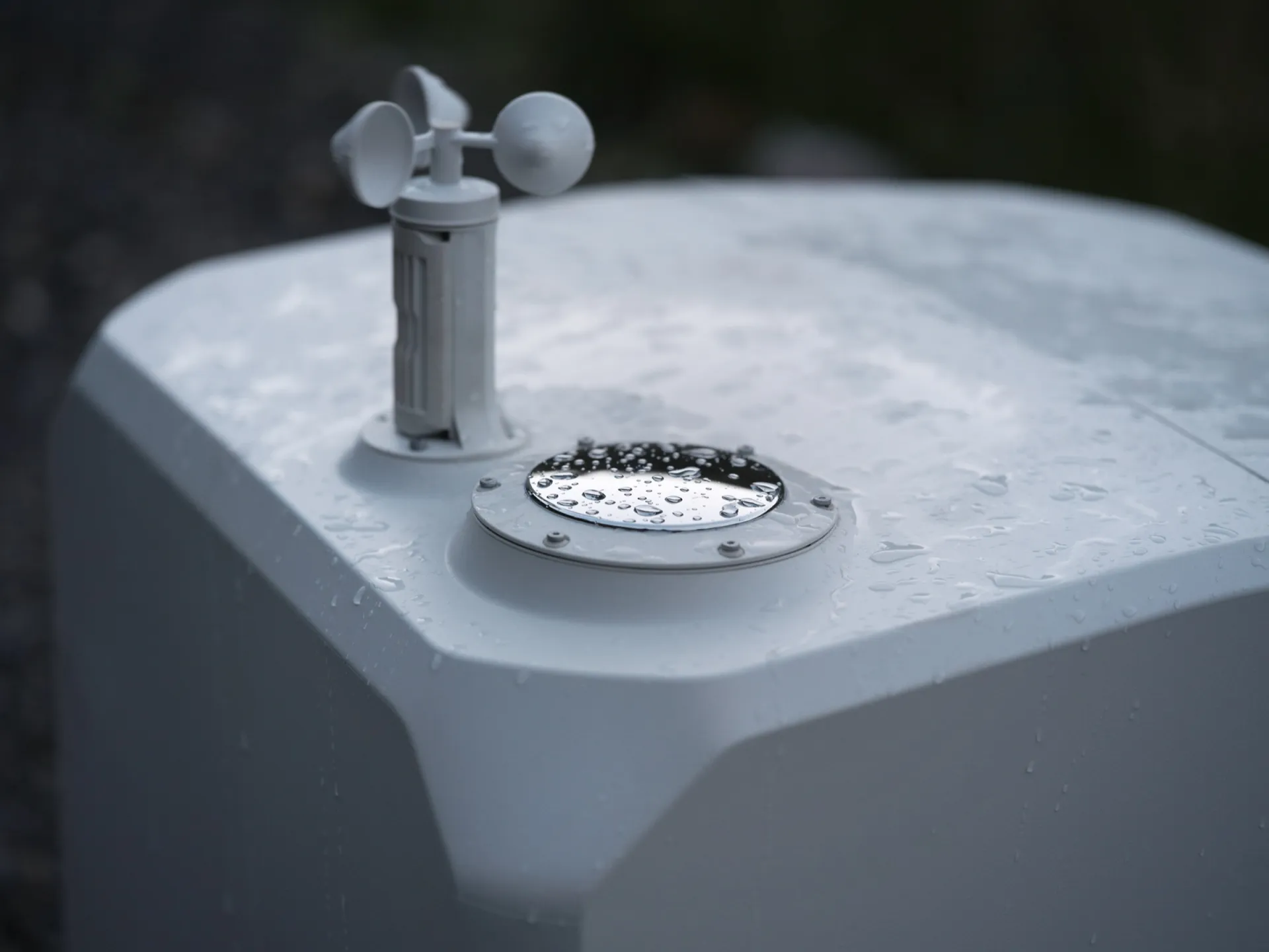 DJI Dock 4 กลางสายฝน พร้อมเครื่องวัดลม